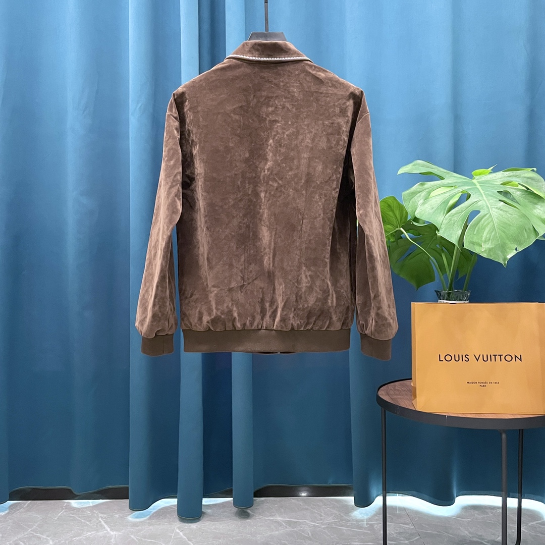 P250
Louis Vuitton➡️路易威登 走秀款棒球服外套夹克
订购原版开模 历时一个月终于出货了,简直太爱了 上身真的超级帅。抖音某博主讲今年LV新出的会成为未来的趋势,随意翻翻街拍 就能发现明星们都把它当作收藏级的外套,男女轻奢主义通勤必备单品。开发全网最高版本 耗时1个月订制 成本极高 德国进口横机定织羊毛提花螺纹,选用进口小羊皮的头层皮 褶皱纹路质感无敌 手工切割 精工细作 拼皮位置非常讲究技术 整件衣服好不好看就要看这位置 顶级做工 细节经得起考验 。定制全套辅料,字母清晰完美还原无差别。高端大气 档次十足! 整件衣服全部为重工艺独家定制 毛巾贴布绣 与工艺刺绣完美结合 精准下针!绝对的重工艺品质!