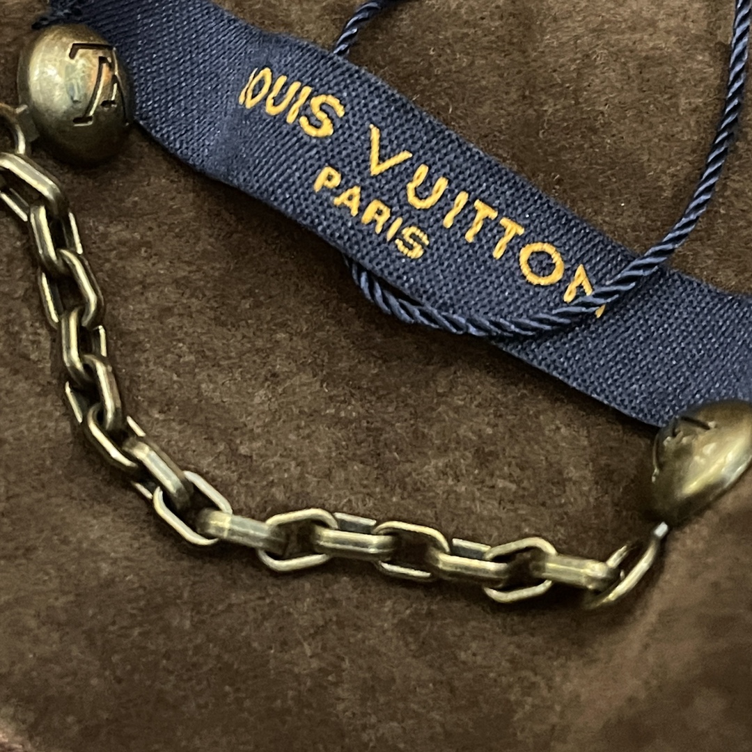 P250
Louis Vuitton➡️路易威登 走秀款棒球服外套夹克
订购原版开模 历时一个月终于出货了,简直太爱了 上身真的超级帅。抖音某博主讲今年LV新出的会成为未来的趋势,随意翻翻街拍 就能发现明星们都把它当作收藏级的外套,男女轻奢主义通勤必备单品。开发全网最高版本 耗时1个月订制 成本极高 德国进口横机定织羊毛提花螺纹,选用进口小羊皮的头层皮 褶皱纹路质感无敌 手工切割 精工细作 拼皮位置非常讲究技术 整件衣服好不好看就要看这位置 顶级做工 细节经得起考验 。定制全套辅料,字母清晰完美还原无差别。高端大气 档次十足! 整件衣服全部为重工艺独家定制 毛巾贴布绣 与工艺刺绣完美结合 精准下针!绝对的重工艺品质!