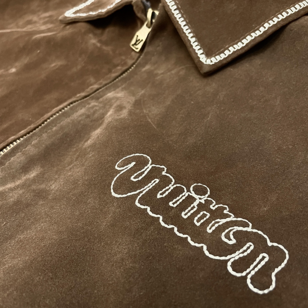 P250
Louis Vuitton➡️路易威登 走秀款棒球服外套夹克
订购原版开模 历时一个月终于出货了,简直太爱了 上身真的超级帅。抖音某博主讲今年LV新出的会成为未来的趋势,随意翻翻街拍 就能发现明星们都把它当作收藏级的外套,男女轻奢主义通勤必备单品。开发全网最高版本 耗时1个月订制 成本极高 德国进口横机定织羊毛提花螺纹,选用进口小羊皮的头层皮 褶皱纹路质感无敌 手工切割 精工细作 拼皮位置非常讲究技术 整件衣服好不好看就要看这位置 顶级做工 细节经得起考验 。定制全套辅料,字母清晰完美还原无差别。高端大气 档次十足! 整件衣服全部为重工艺独家定制 毛巾贴布绣 与工艺刺绣完美结合 精准下针!绝对的重工艺品质!