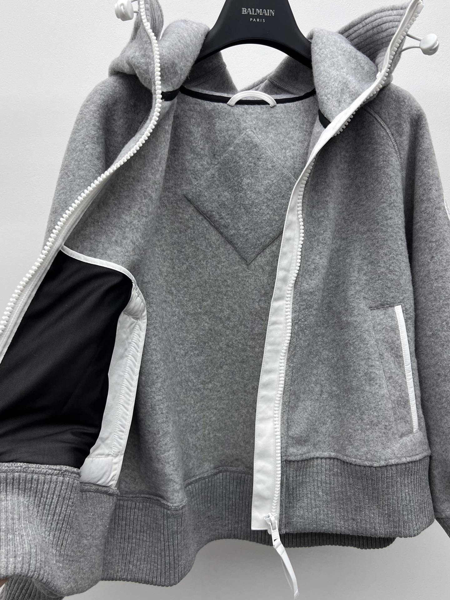 Classic Wool Canada Goose Suit with Chiliwick Pilot Jacket: Timeless Style and Warmth - 图片 5