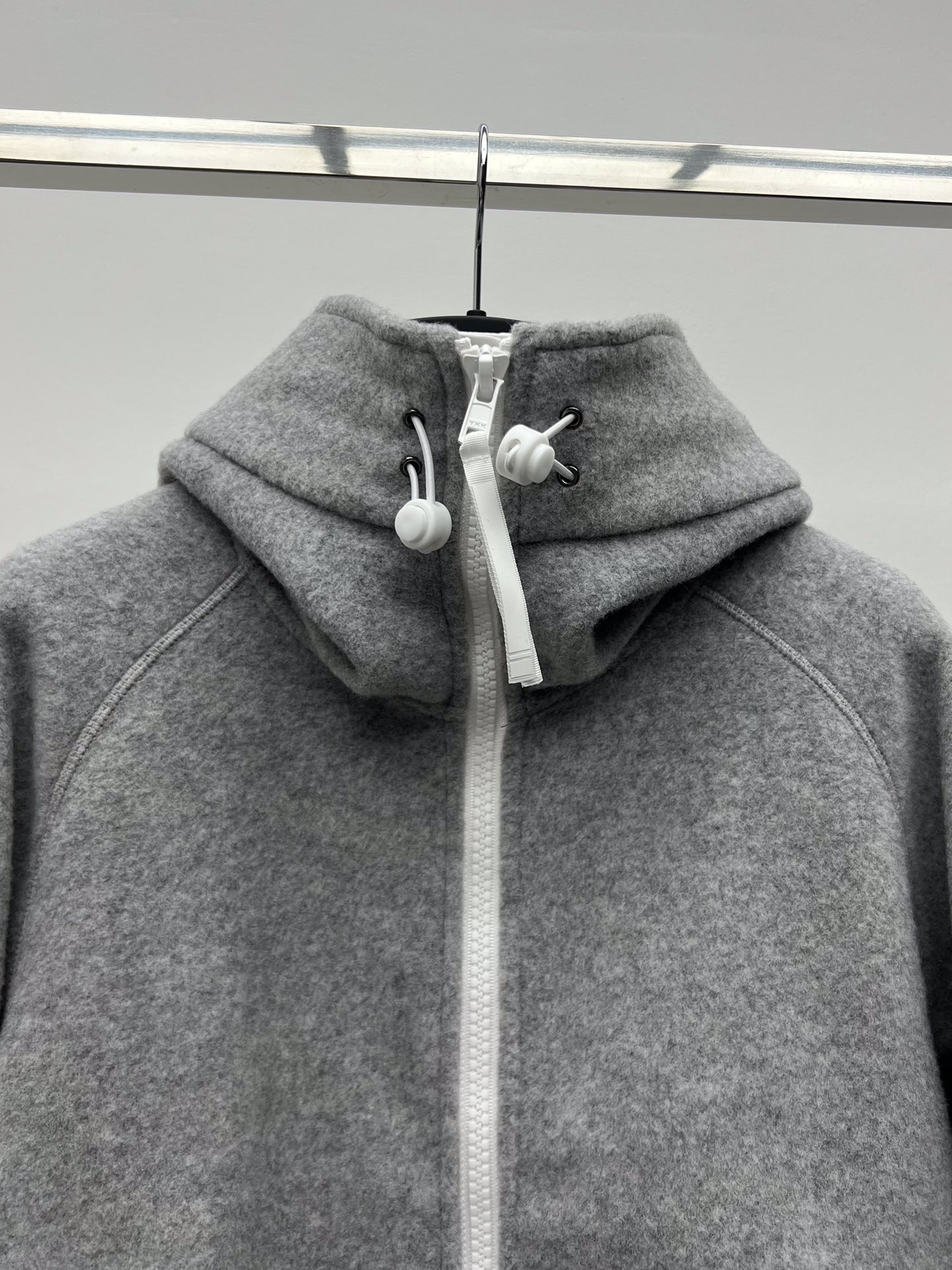 Classic Wool Canada Goose Suit with Chiliwick Pilot Jacket: Timeless Style and Warmth - 图片 2