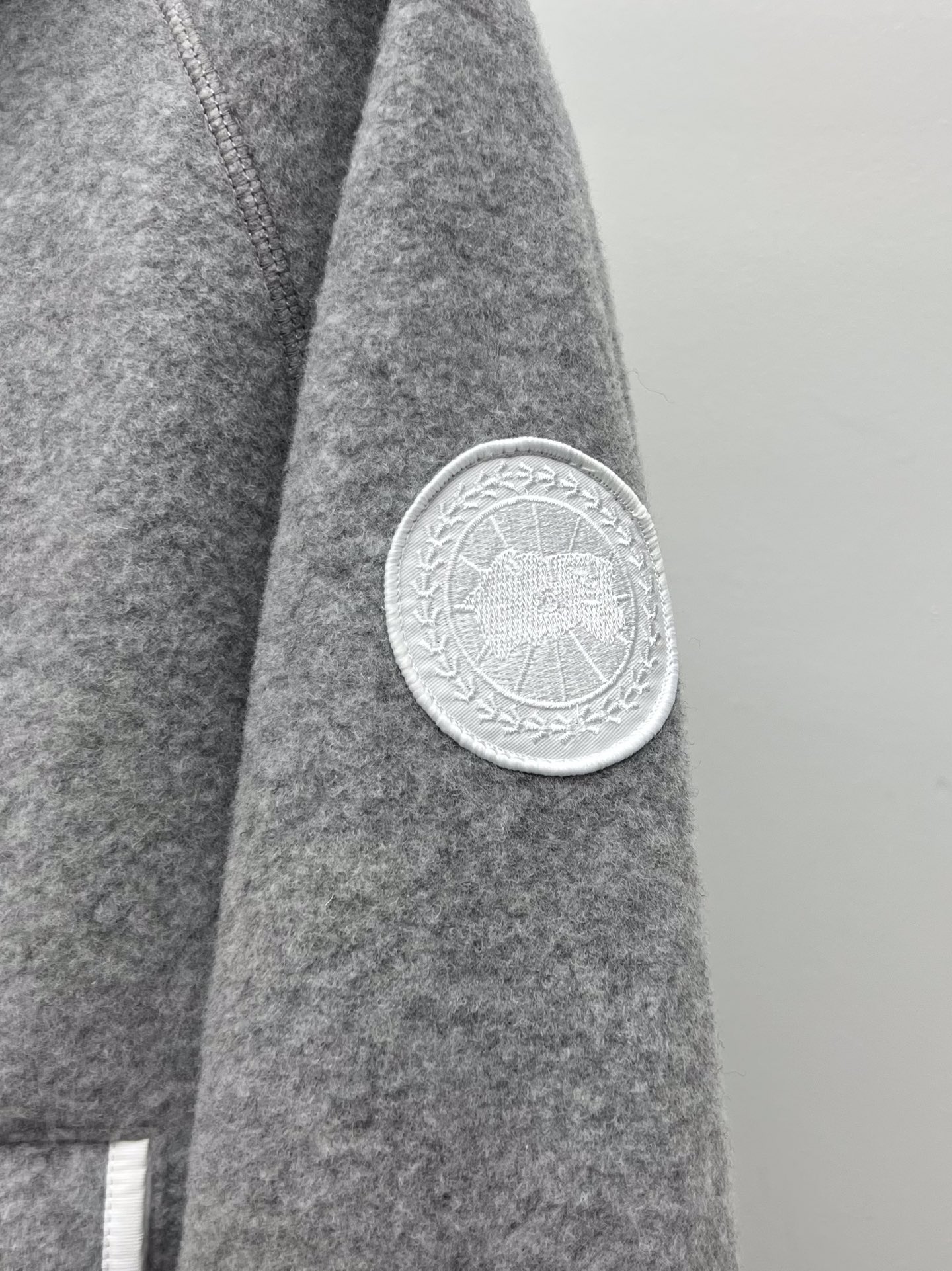 Classic Wool Canada Goose Suit with Chiliwick Pilot Jacket: Timeless Style and Warmth - 图片 3