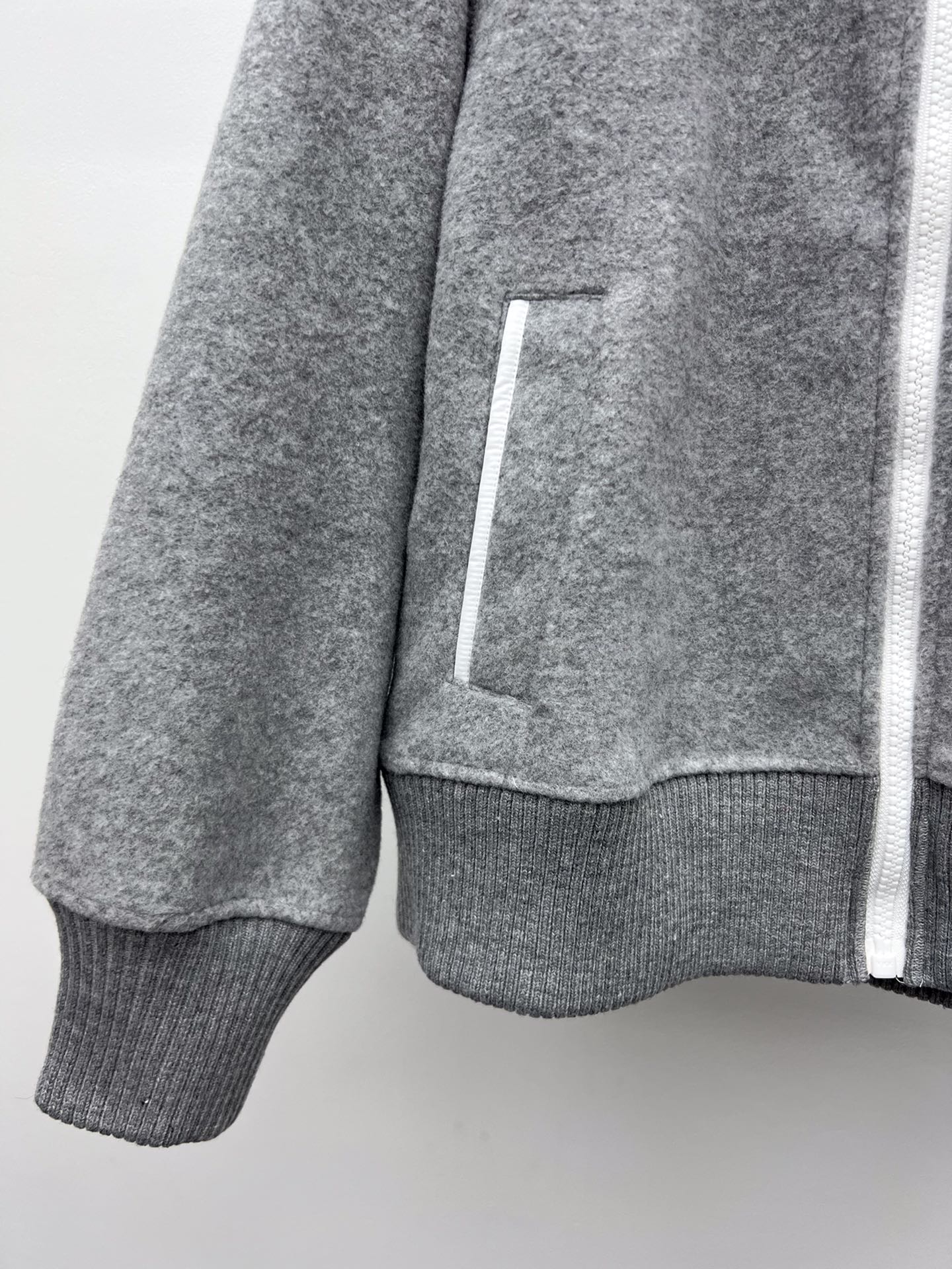Classic Wool Canada Goose Suit with Chiliwick Pilot Jacket: Timeless Style and Warmth - 图片 4