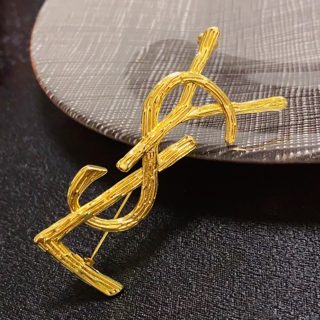 Pinning it to her hat, Saint Laurent once told the stylish women who - Jewelry 7