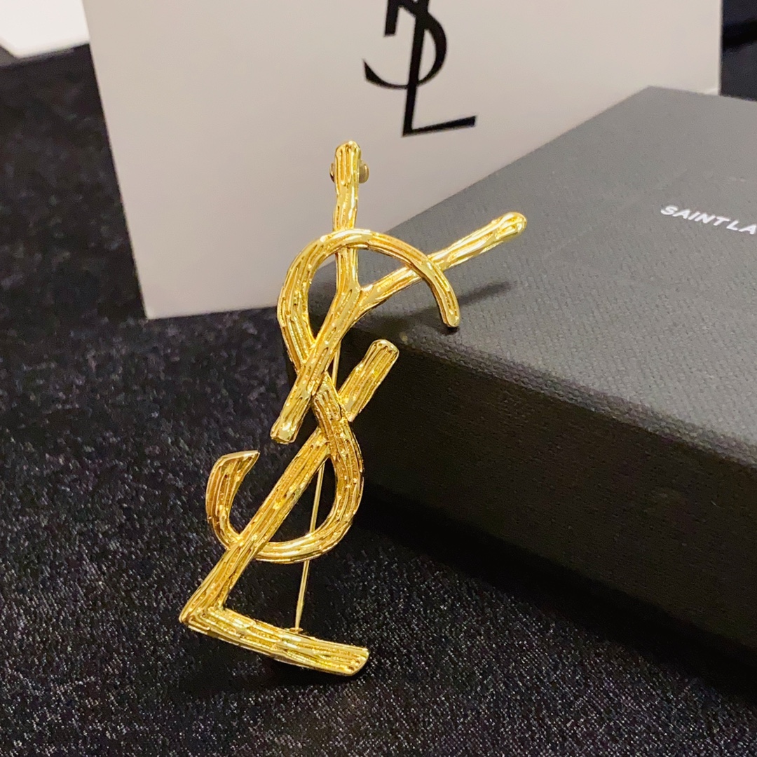 Pinning it to her hat, Saint Laurent once told the stylish women who - Jewelry 4