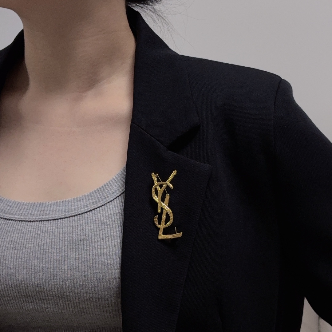 Pinning it to her hat, Saint Laurent once told the stylish women who - Jewelry 9