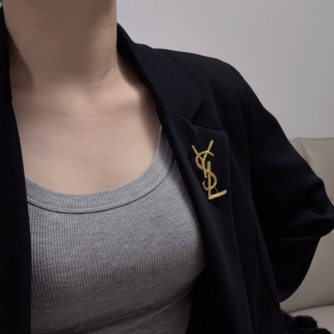 Pinning it to her hat, Saint Laurent once told the stylish women who - Jewelry 2