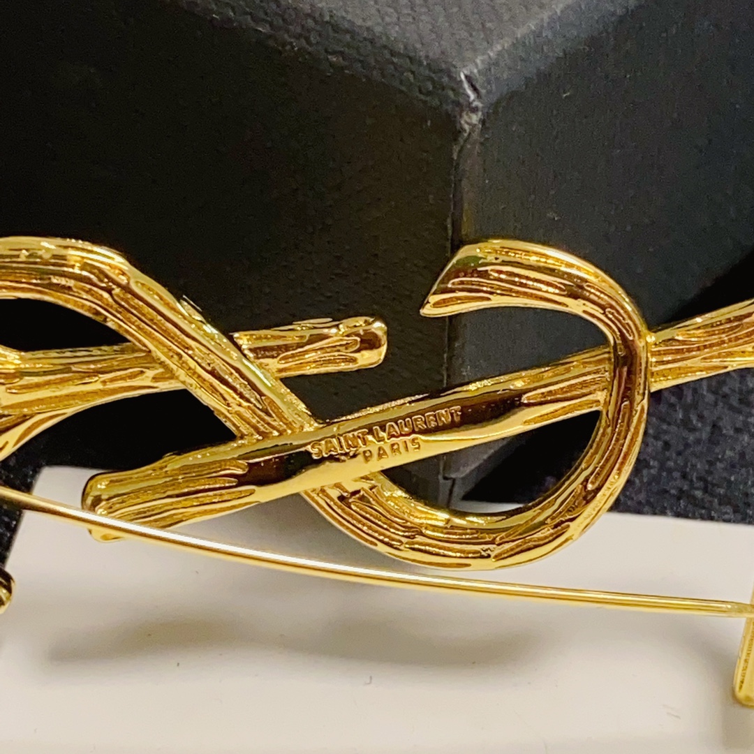 Pinning it to her hat, Saint Laurent once told the stylish women who - Jewelry 5