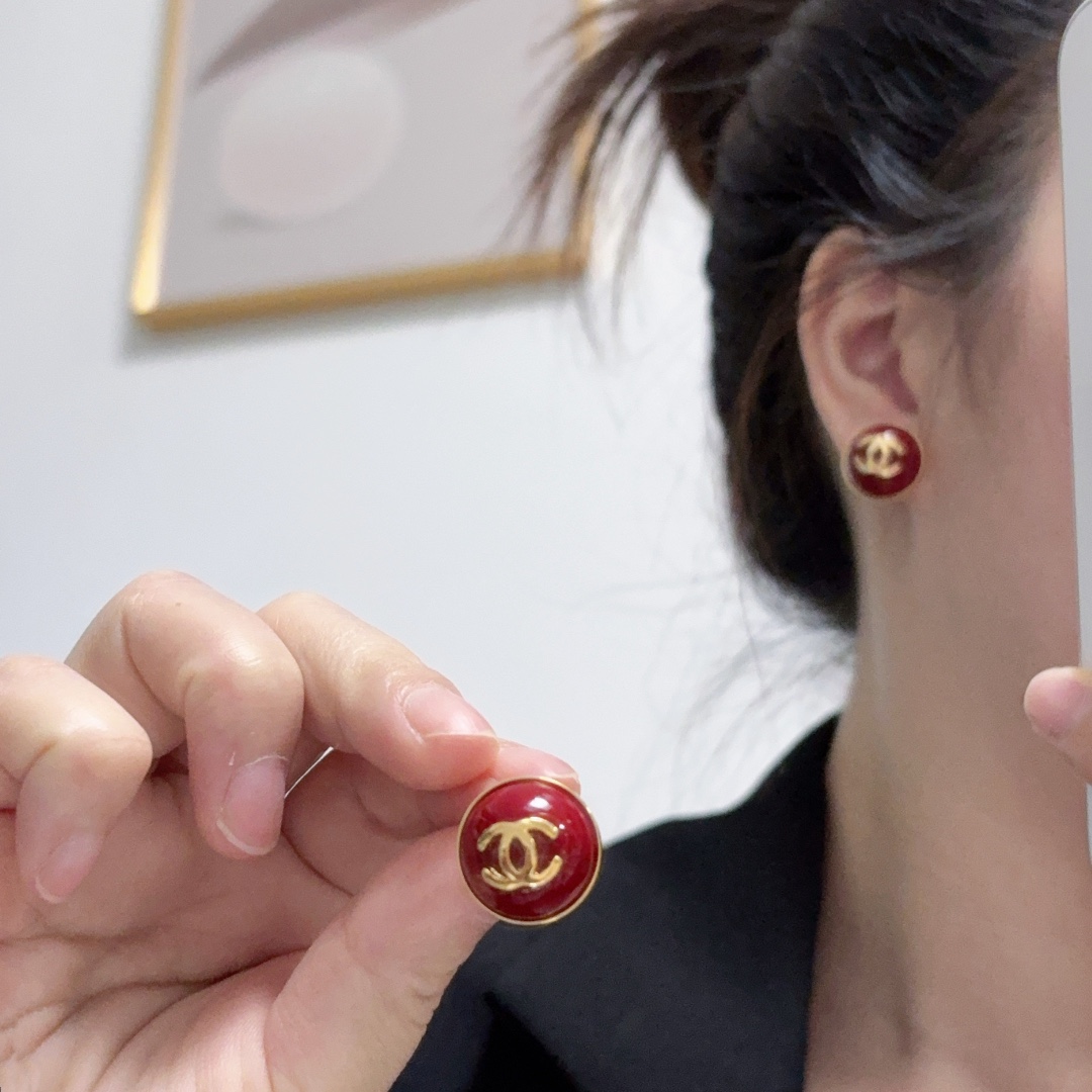 NO:106910,New Chanel Xiaoxiang, New Year's red semi-circular earrings, the counter is launched simultaneously. The original consistent material is matched with sterling silver needle earrings. The fine work is made of the highest cost-effectiveness and highest quality earrings on the entire network, and the effect is particularly good!  It's so beautiful!  Suitable for all kinds of festive occasions, fine jewelry, chanel, earrings, pure silver19860909新款Chanel 小香 新年红色半圆耳钉 专柜同步上新 耳环 原版一致材质搭配纯银针耳环 精工细作打造全网最高性价比最高品质上耳效果特别好看！简直美腻了！适合各种喜庆场合,饰品精品,chanel,earrings,pure silver,Jewelry