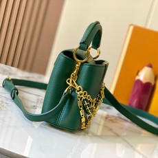 升级版 M12344绿色本款Capucines迷你手袋出自Trilogy系列,选用Taurillon牛 升级版 M12344绿色本款Capucines迷你手袋出自Trilogy系列,选用Taurillon牛