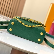 升级版 M12344绿色本款Capucines迷你手袋出自Trilogy系列,选用Taurillon牛 升级版 M12344绿色本款Capucines迷你手袋出自Trilogy系列,选用Taurillon牛