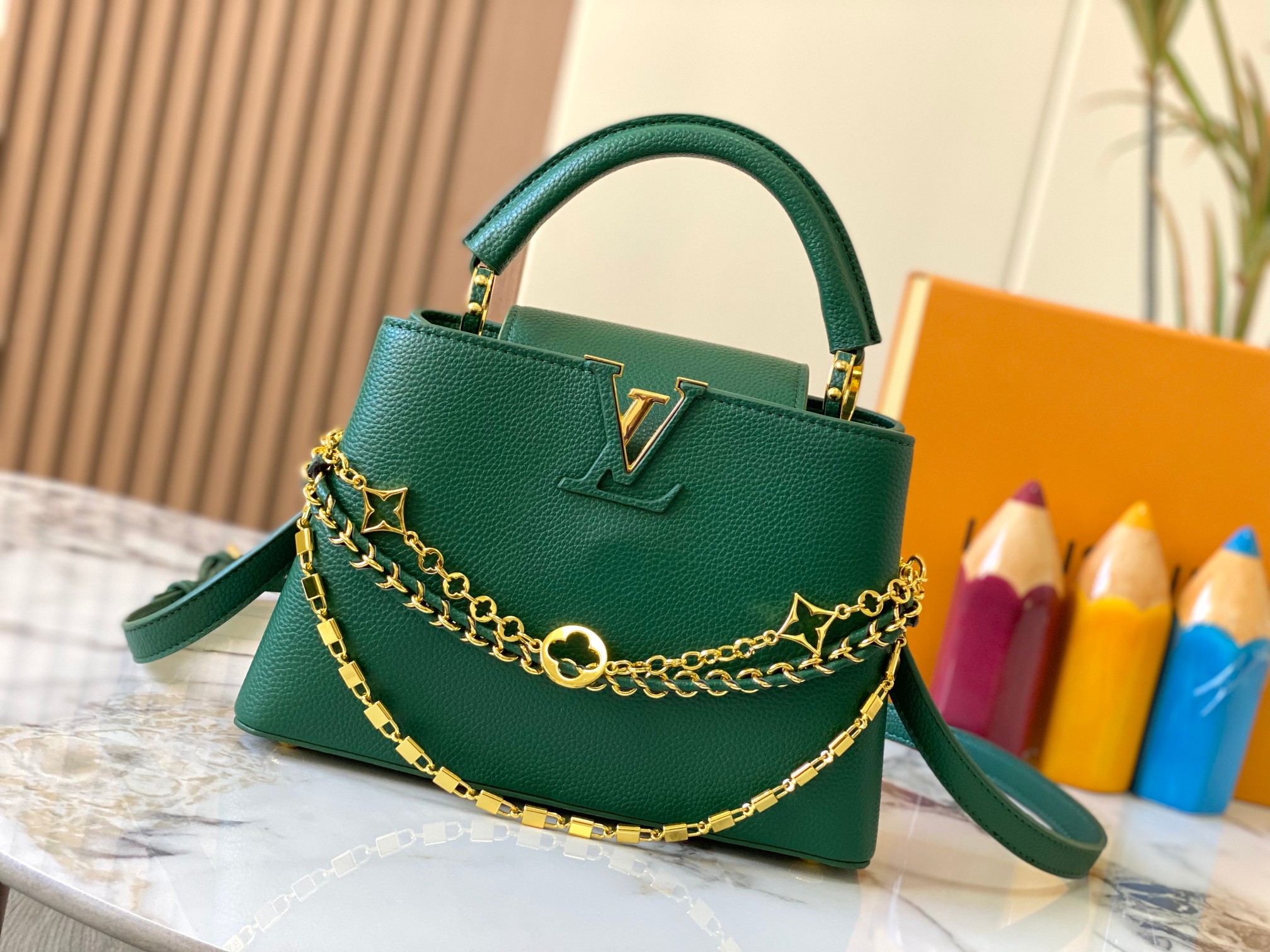 升级版  M12345绿色本款CapucinesBB手袋出自Trilogy系列，以Taurillon牛皮