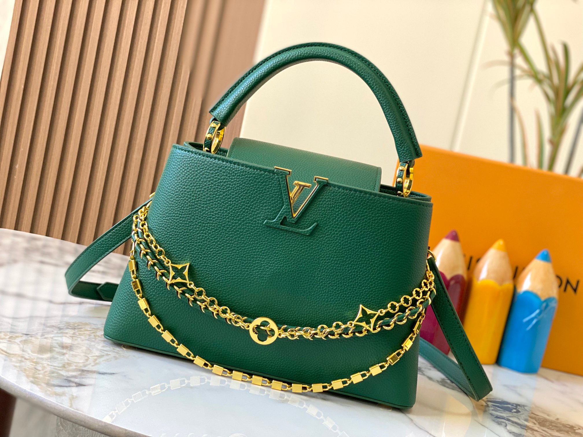升级版  M12346绿色本款Capucines中号手袋出自Trilogy系列，以Taurillon牛皮