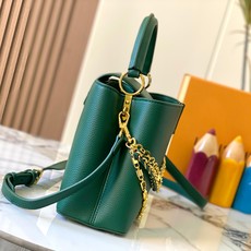 升级版 M12346绿色本款Capucines中号手袋出自Trilogy系列,以Taurillon牛皮 升级版 M12346绿色本款Capucines中号手袋出自Trilogy系列,以Taurillon牛皮