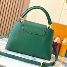 升级版 M12346绿色本款Capucines中号手袋出自Trilogy系列,以Taurillon牛皮 升级版 M12346绿色本款Capucines中号手袋出自Trilogy系列,以Taurillon牛皮