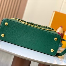 升级版 M12346绿色本款Capucines中号手袋出自Trilogy系列,以Taurillon牛皮 升级版 M12346绿色本款Capucines中号手袋出自Trilogy系列,以Taurillon牛皮