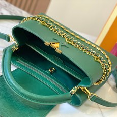 升级版 M12346绿色本款Capucines中号手袋出自Trilogy系列,以Taurillon牛皮 升级版 M12346绿色本款Capucines中号手袋出自Trilogy系列,以Taurillon牛皮