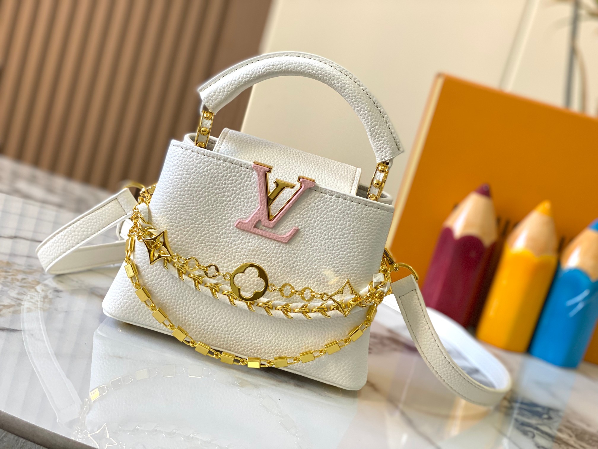 升级版  M12344白色本款Capucines迷你手袋出自Trilogy系列，选用Taurillon牛