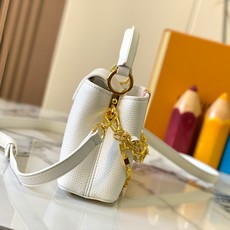升级版 M12344白色本款Capucines迷你手袋出自Trilogy系列,选用Taurillon牛 升级版 M12344白色本款Capucines迷你手袋出自Trilogy系列,选用Taurillon牛