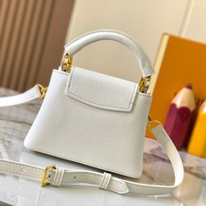 升级版 M12344白色本款Capucines迷你手袋出自Trilogy系列,选用Taurillon牛 升级版 M12344白色本款Capucines迷你手袋出自Trilogy系列,选用Taurillon牛