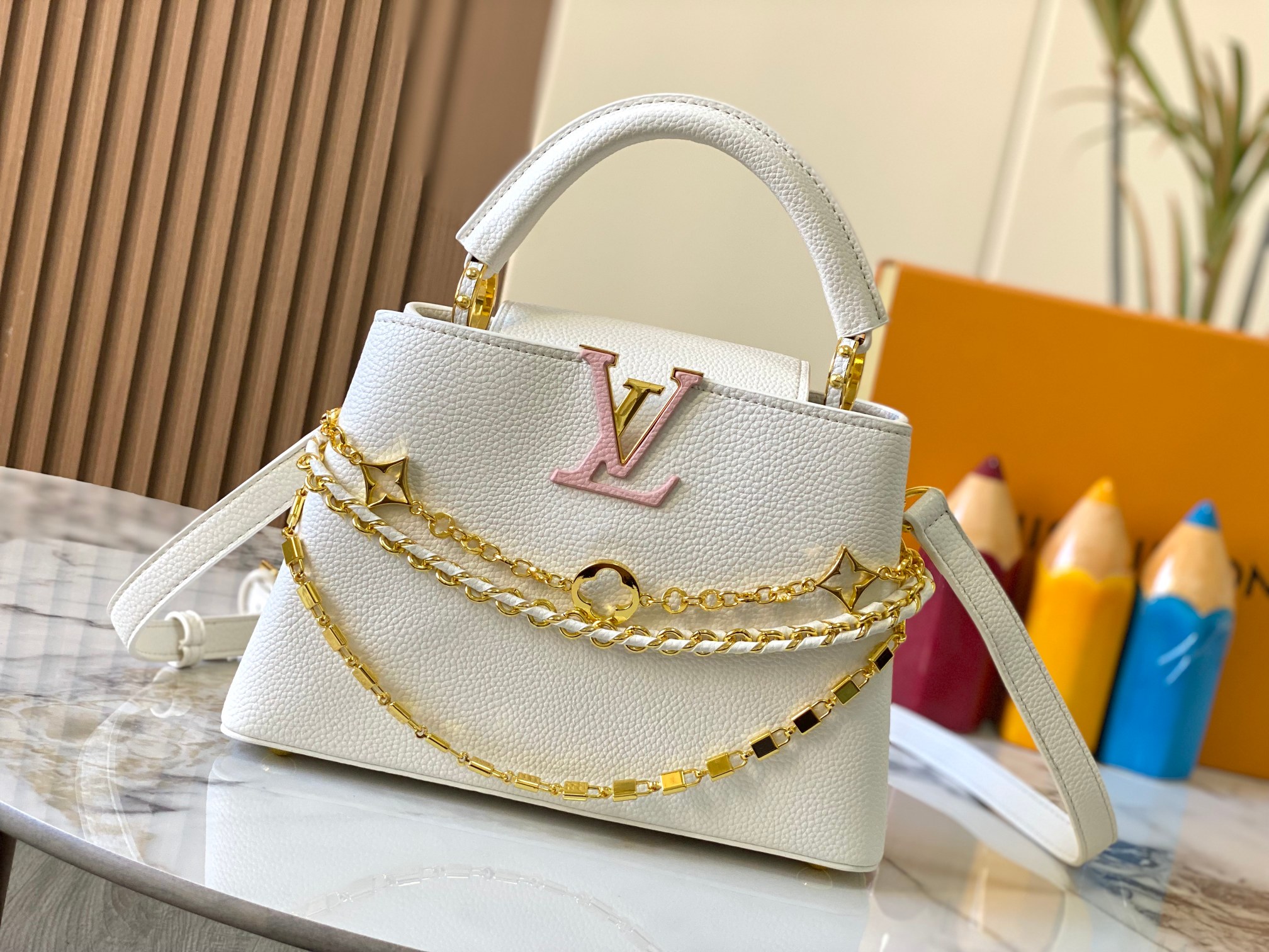 升级版  M12345白色本款CapucinesBB手袋出自Trilogy系列，以Taurillon牛皮