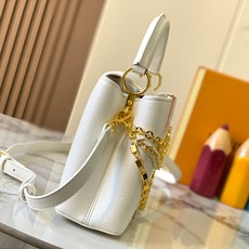 升级版 M12345白色本款CapucinesBB手袋出自Trilogy系列,以Taurillon牛皮 升级版 M12345白色本款CapucinesBB手袋出自Trilogy系列,以Taurillon牛皮