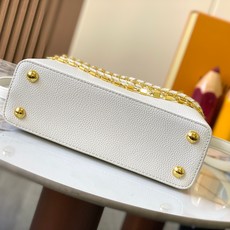 升级版 M12345白色本款CapucinesBB手袋出自Trilogy系列,以Taurillon牛皮 升级版 M12345白色本款CapucinesBB手袋出自Trilogy系列,以Taurillon牛皮