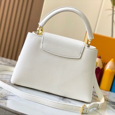 升级版 M12346白色本款Capucines中号手袋出自Trilogy系列,以Taurillon牛皮 升级版 M12346白色本款Capucines中号手袋出自Trilogy系列,以Taurillon牛皮