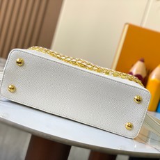 升级版 M12346白色本款Capucines中号手袋出自Trilogy系列,以Taurillon牛皮 升级版 M12346白色本款Capucines中号手袋出自Trilogy系列,以Taurillon牛皮