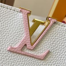 升级版 M12346白色本款Capucines中号手袋出自Trilogy系列,以Taurillon牛皮 升级版 M12346白色本款Capucines中号手袋出自Trilogy系列,以Taurillon牛皮