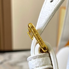 升级版 M12346白色本款Capucines中号手袋出自Trilogy系列,以Taurillon牛皮 升级版 M12346白色本款Capucines中号手袋出自Trilogy系列,以Taurillon牛皮