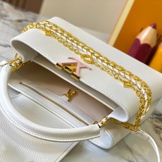 升级版 M12346白色本款Capucines中号手袋出自Trilogy系列,以Taurillon牛皮 升级版 M12346白色本款Capucines中号手袋出自Trilogy系列,以Taurillon牛皮