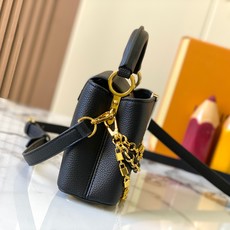 升级版 M12344黑色本款Capucines迷你手袋出自Trilogy系列,选用Taurillon牛 升级版 M12344黑色本款Capucines迷你手袋出自Trilogy系列,选用Taurillon牛