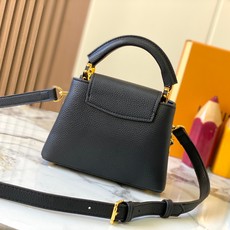 升级版 M12344黑色本款Capucines迷你手袋出自Trilogy系列,选用Taurillon牛 升级版 M12344黑色本款Capucines迷你手袋出自Trilogy系列,选用Taurillon牛