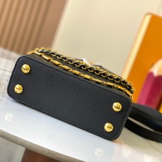 升级版 M12344黑色本款Capucines迷你手袋出自Trilogy系列,选用Taurillon牛 升级版 M12344黑色本款Capucines迷你手袋出自Trilogy系列,选用Taurillon牛