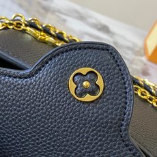 升级版 M12344黑色本款Capucines迷你手袋出自Trilogy系列,选用Taurillon牛 升级版 M12344黑色本款Capucines迷你手袋出自Trilogy系列,选用Taurillon牛