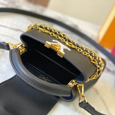 升级版 M12344黑色本款Capucines迷你手袋出自Trilogy系列,选用Taurillon牛 升级版 M12344黑色本款Capucines迷你手袋出自Trilogy系列,选用Taurillon牛