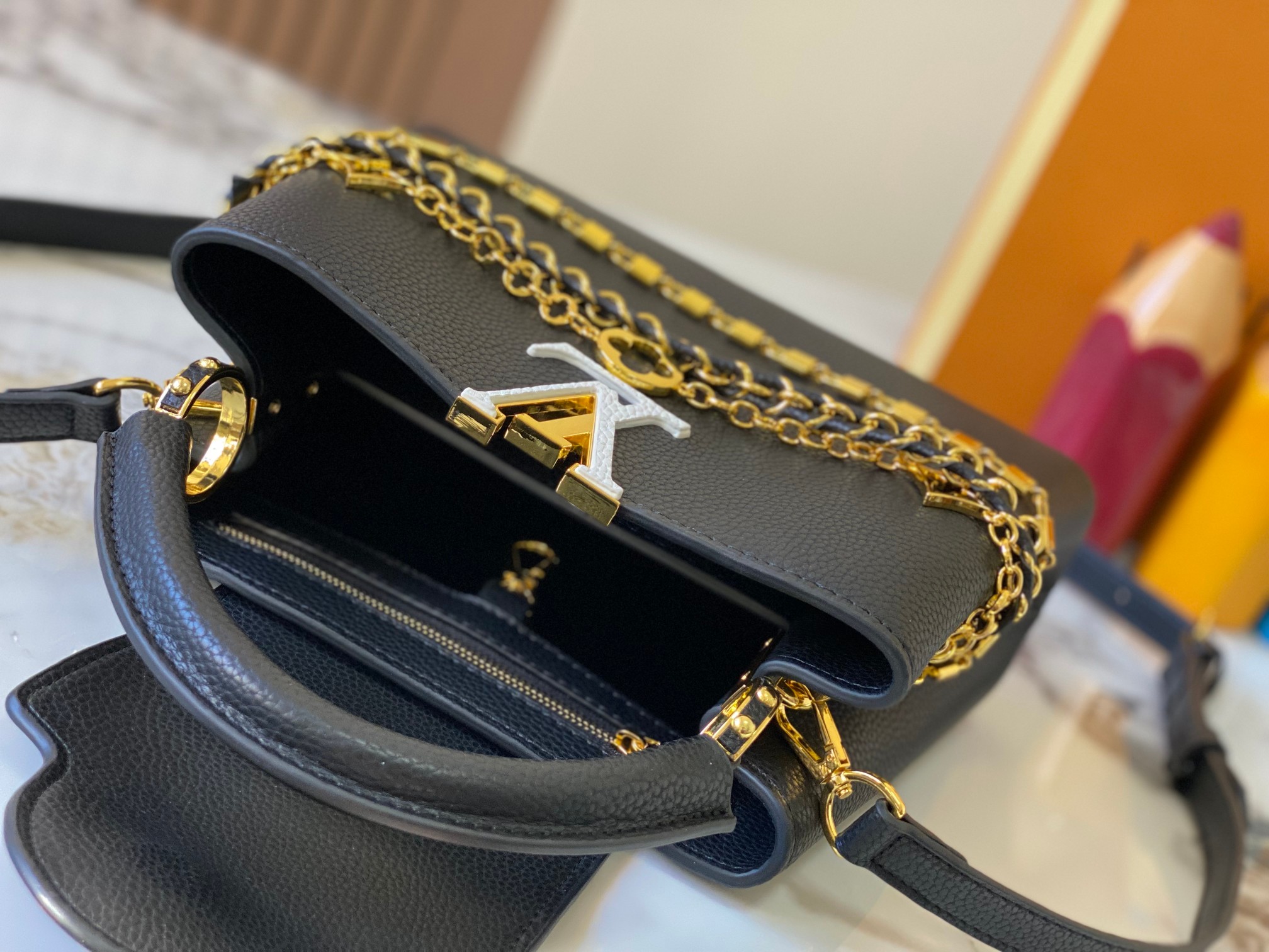 升级版  M12345黑色本款CapucinesBB手袋出自Trilogy系列，以Taurillon牛皮
