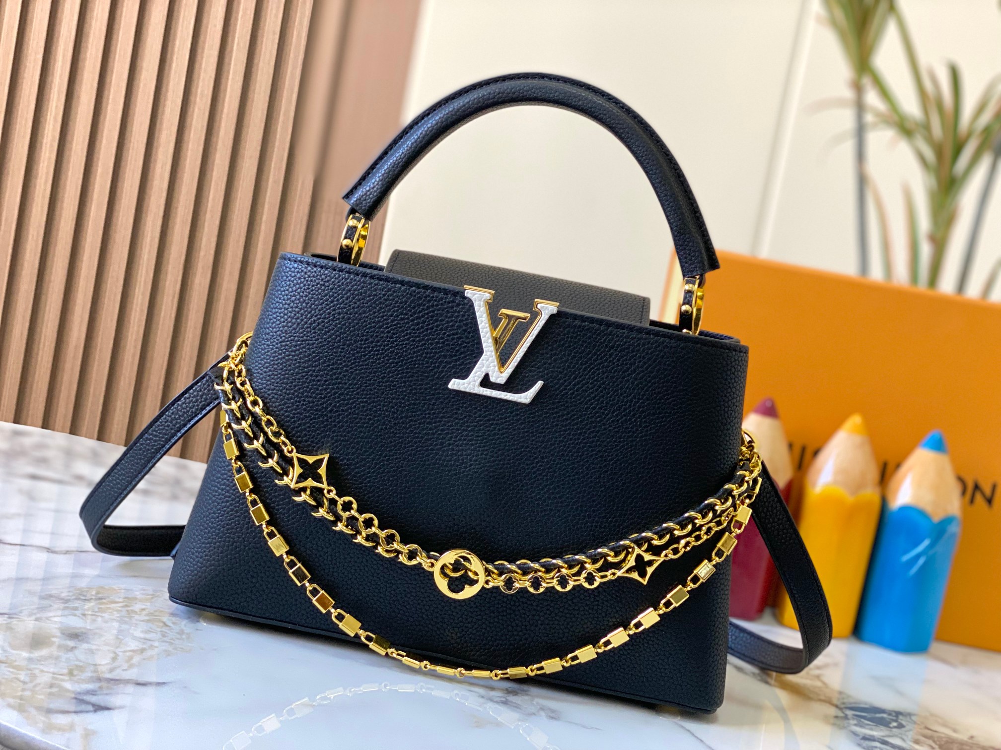 升级版  M12346黑色本款Capucines中号手袋出自Trilogy系列，以Taurillon牛皮
