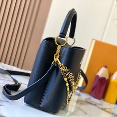 升级版 M12346黑色本款Capucines中号手袋出自Trilogy系列,以Taurillon牛皮 升级版 M12346黑色本款Capucines中号手袋出自Trilogy系列,以Taurillon牛皮