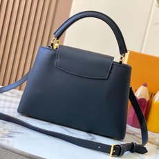 升级版 M12346黑色本款Capucines中号手袋出自Trilogy系列,以Taurillon牛皮 升级版 M12346黑色本款Capucines中号手袋出自Trilogy系列,以Taurillon牛皮