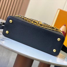 升级版 M12346黑色本款Capucines中号手袋出自Trilogy系列,以Taurillon牛皮 升级版 M12346黑色本款Capucines中号手袋出自Trilogy系列,以Taurillon牛皮