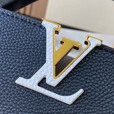 升级版 M12346黑色本款Capucines中号手袋出自Trilogy系列,以Taurillon牛皮 升级版 M12346黑色本款Capucines中号手袋出自Trilogy系列,以Taurillon牛皮