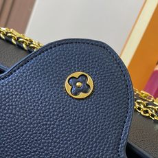 升级版 M12346黑色本款Capucines中号手袋出自Trilogy系列,以Taurillon牛皮 升级版 M12346黑色本款Capucines中号手袋出自Trilogy系列,以Taurillon牛皮