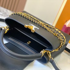 升级版 M12346黑色本款Capucines中号手袋出自Trilogy系列,以Taurillon牛皮 升级版 M12346黑色本款Capucines中号手袋出自Trilogy系列,以Taurillon牛皮