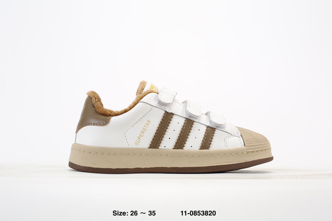 阿迪达斯经典贝壳头魔术贴软底儿童板鞋 加绒保暖休闲超萌童鞋 经典三条纹贝壳头🆕 优质皮料，质感满满🈵 魔术贴设计，穿脱方便✌🏻 软底脚感超赞👍🏻 11-0853820-选品中心