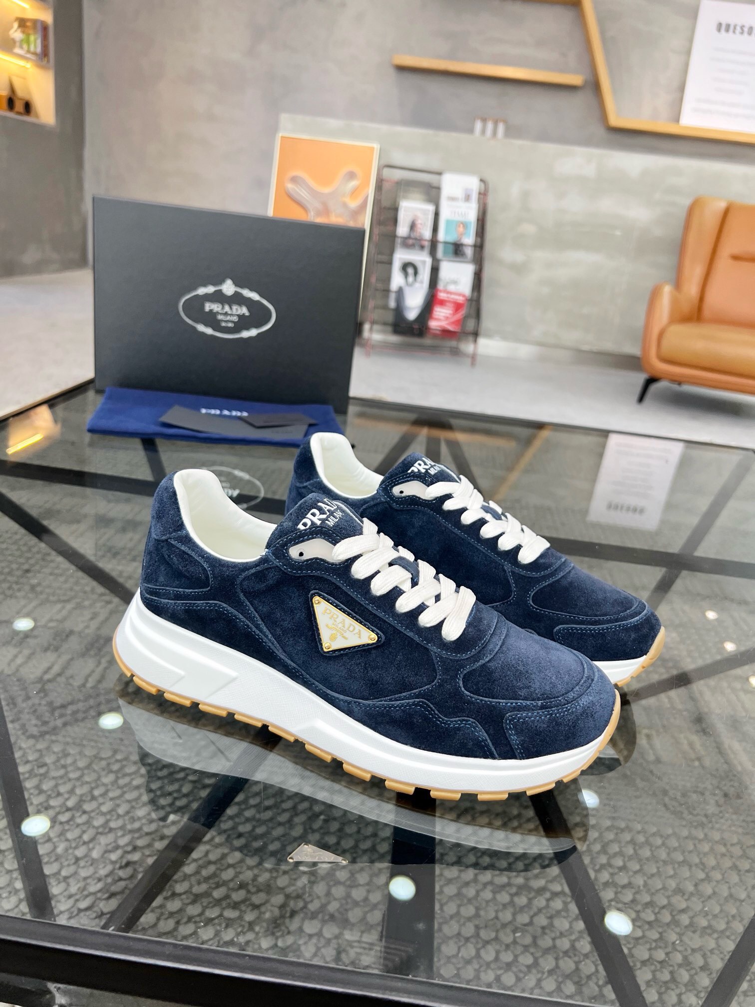 NO:219371,Brand P R A D A Color Original Color Pair Number 39-44 Customized 38.45 Price Material Prada New Product Original Single-Custom Low-top Casual Sports Shoes!  The upper is made of original cowhide with cowhide inner lining. The original molded sole of cowhide is made of high quality. Prada, prada, sneakers, cowhide19860909品牌P R A D A 颜色原版配色 码数39-44定做38.45 价格 材质普拉达新品原单货低帮休闲运动鞋！鞋面采用原版牛皮搭配牛皮内里 牛皮垫脚原版开模大底、高品质值得拥有,普拉达,prada,sneakers,cowhide,Men's shoes