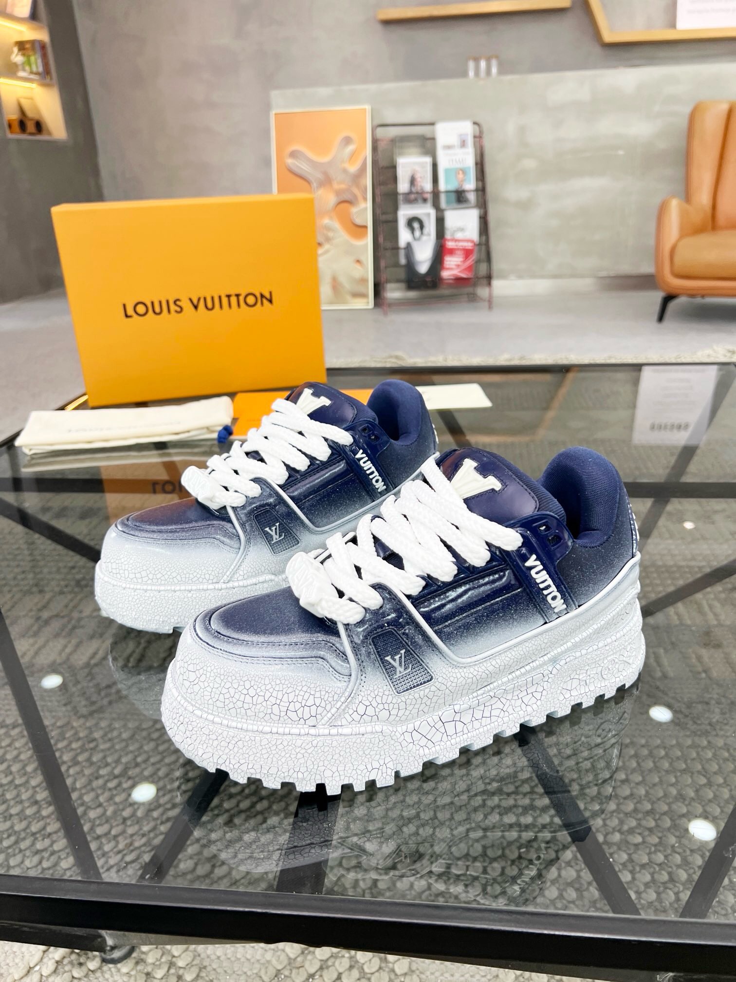 NO:219386,Brand LOUIS VUITTON original color matching code number 38-45 standard code price material Louis Vuitton new style casual shoes!  High-quality catwalk style This pair of 