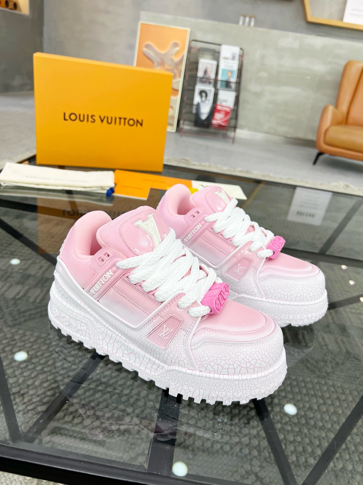 NO:217623,Brand LOUIS VUITTON original color matching Size 35-39 Price Material new Louis Vuitton casual shoes!  High-quality catwalk style This pair of 