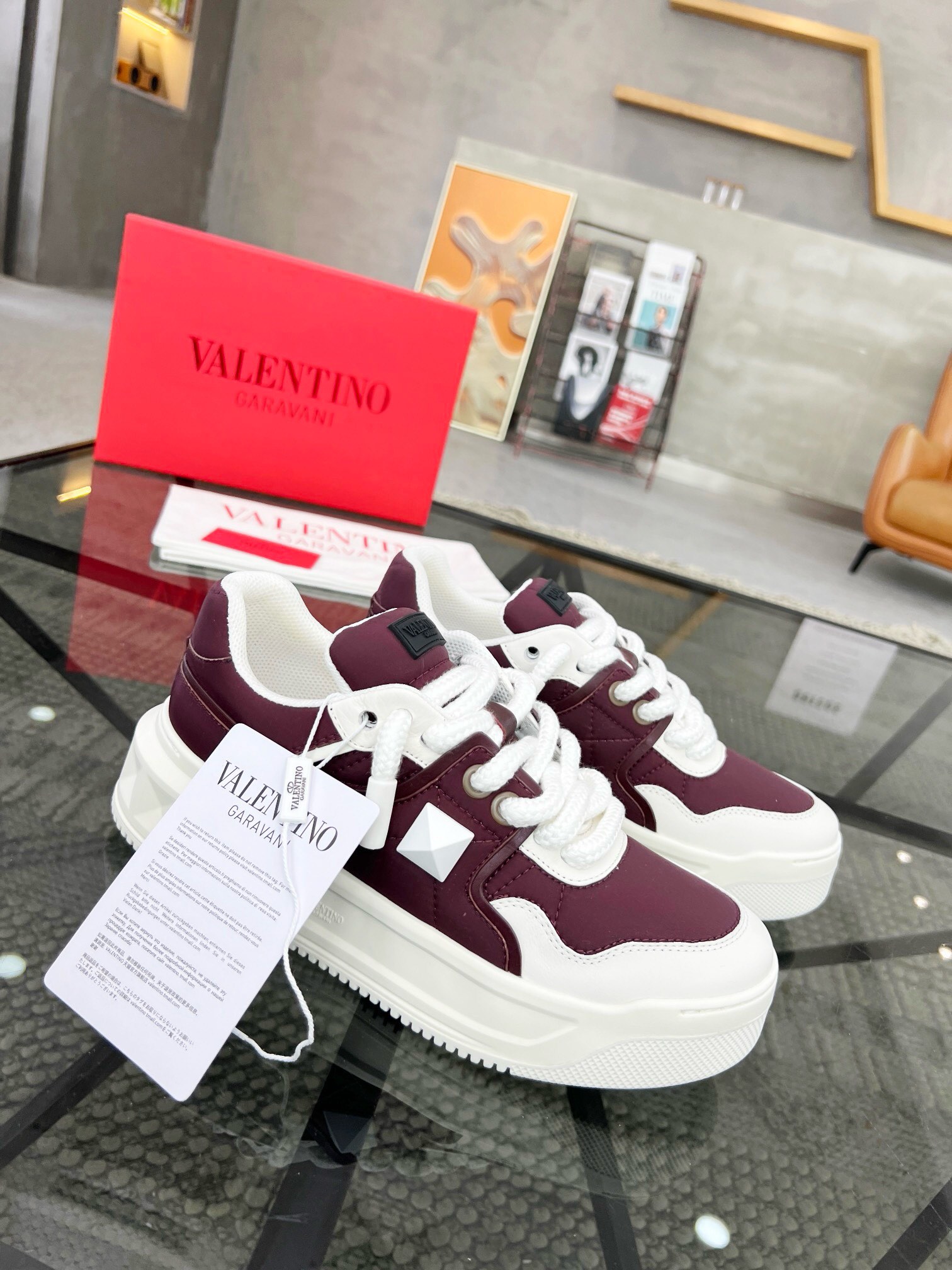 NO:219383,Brand VALENTINO Color Original Color Code Number 38-44 Standard Code Price Material Valentino New Product Casual Sports Shoes!  Classic old-fashioned original single quality top version fashion trend details are impeccable using imported cowhide splicing to make cowhide feet feel comfortable and superior quality original replica outsole, Valentino casual shoes, valentino, valentino, sneakers, cowhide19860909品牌VALENTINO 颜色原版配色 码数38-44标准码 价格 材质华伦天奴新品休闲 运动鞋！经典不老款原单品质顶级版本时尚潮流细节无可挑剔采用进口牛皮拼接制作牛皮垫脚脚感舒适品质优越原版复刻大底,华伦天奴休闲鞋,valentino,valentino,sneakers,cowhide,Men's shoes